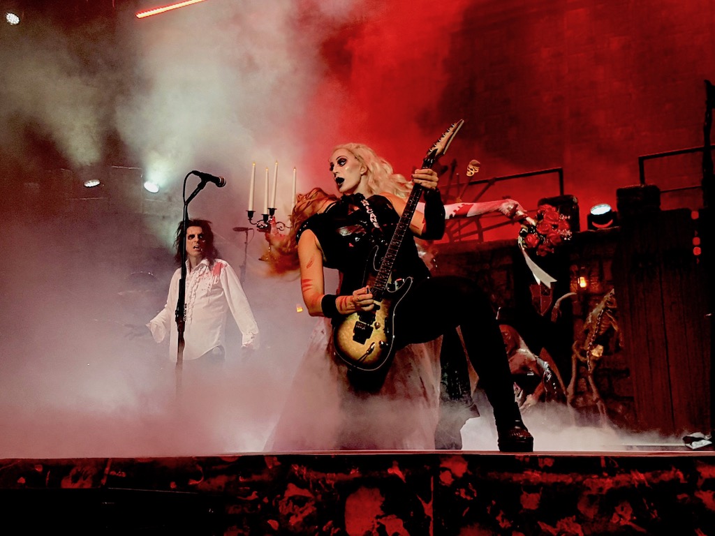 Hurricane Nita Strauss Alice Cooper and Sheryl Cooper dressed as a horror bride on stage in Bordeaux 2019