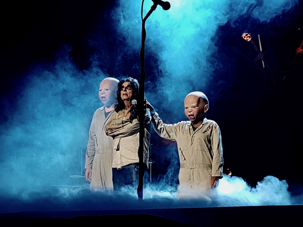 Alice Cooper wearing a camisole Bordeaux concert 2019