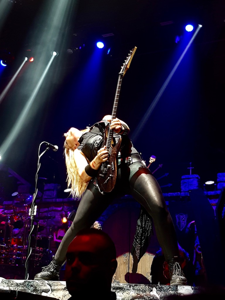 Nita Strauss guitar hero pose Bordeaux concert with Alice Cooper 2019