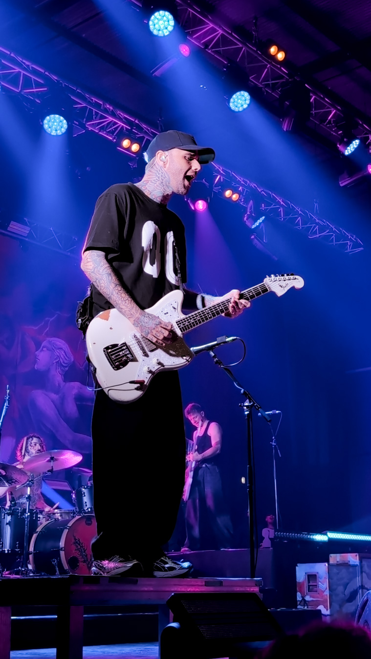 Nicolas Exposito on stage with Landmvrks in Bordeaux