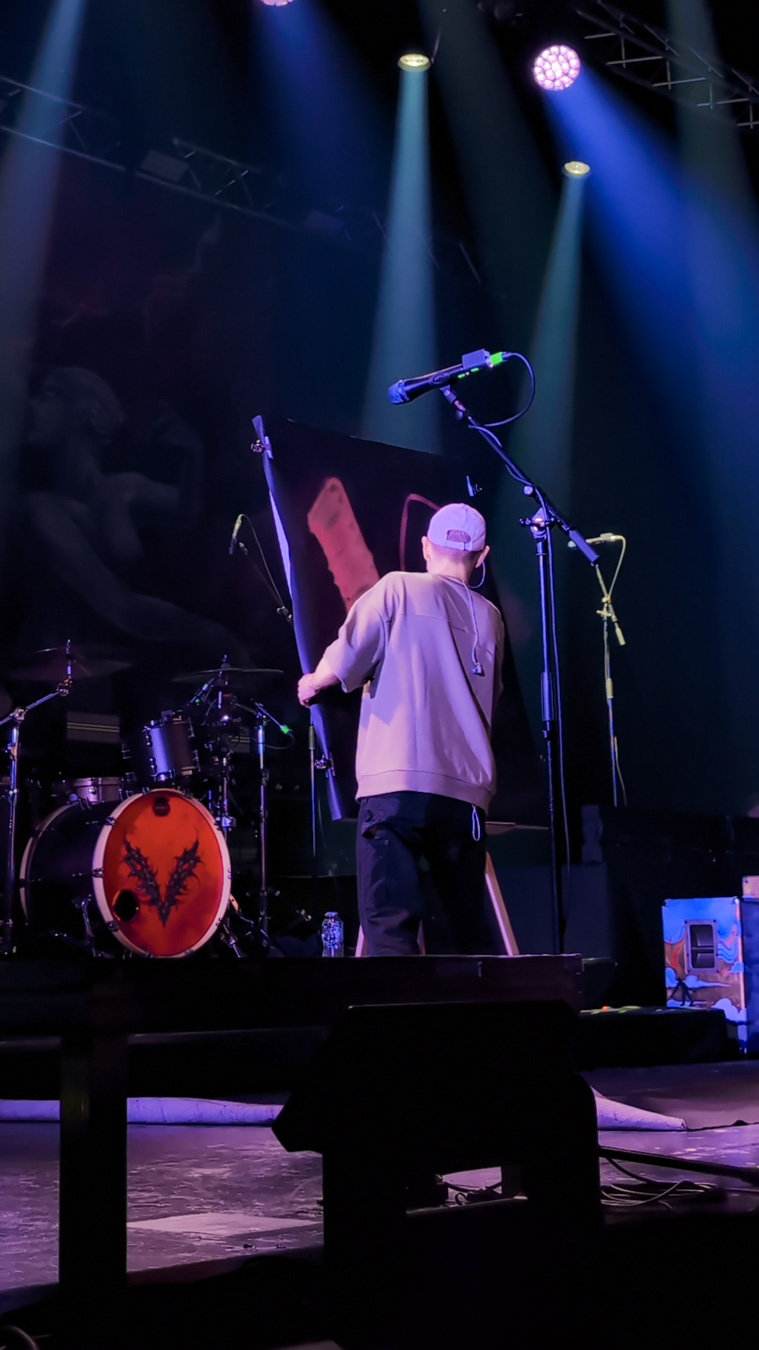 Florent Salfati paintning on stage with Landmvrks in Bordeaux