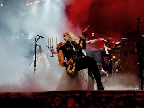 Hurricane Nita Strauss Alice Cooper and Sheryl Cooper dressed as a horror bride on stage in Bordeaux 2019