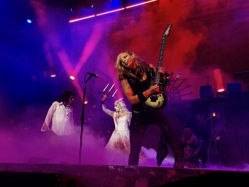 Hurricane Nita Strauss Alice Cooper and Sheryl Cooper on stage in Bordeaux 2019
