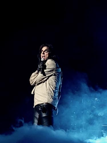 Alice Cooper in a camisole on stage in Bordeaux 2019