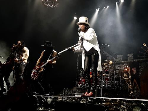 Alice Cooper in a white suit on stage in Bordeaux 2019