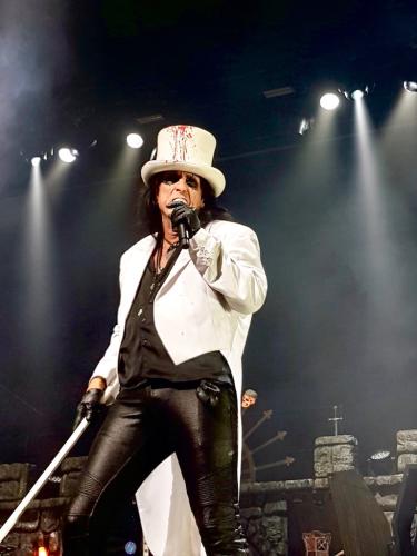 Alice Cooper in a white suit on stage in Bordeaux 2019