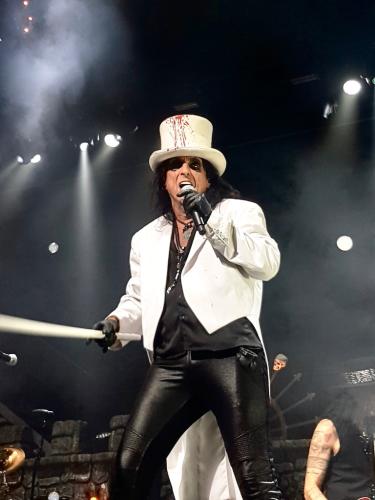 Alice Cooper in a white suit on stage in Bordeaux 2019