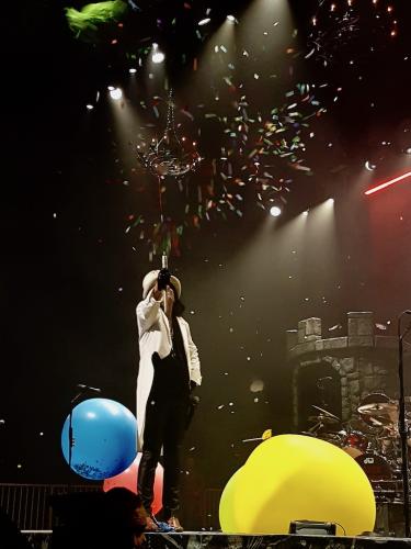 Alice Cooper white suit popping confetti balloons with knife Bordeaux show 2019