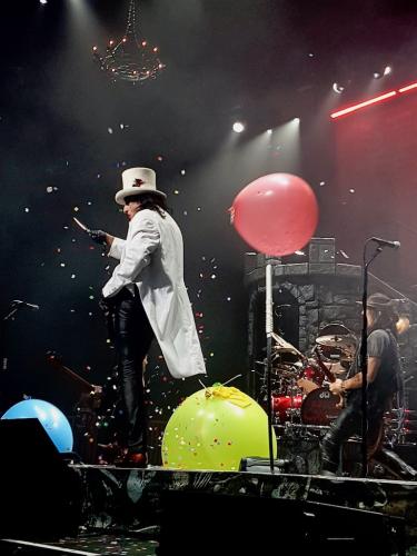 Alice Cooper white suit popping confetti balloons with knife Bordeaux show 2019