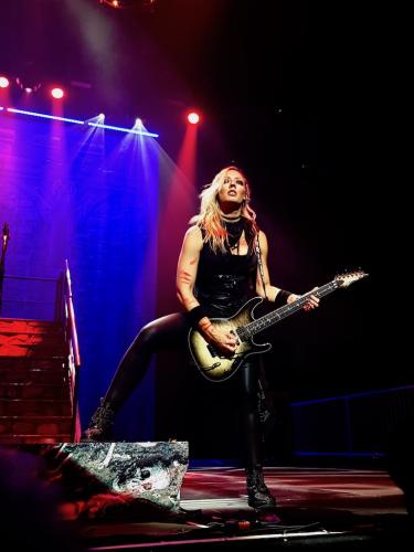 Nita Strauss guitar hero on stage in Bordeaux Alice Cooper show 2019