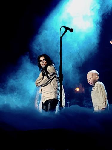 Alice Cooper wearing a camisole scary look Alice Cooper in a camisole holding a doll Bordeaux concert 2019