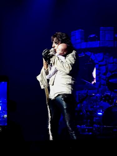 Alice Cooper in a camisole holding a doll Bordeaux concert 2019