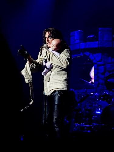 Alice Cooper in a camisole holding a doll Bordeaux concert 2019