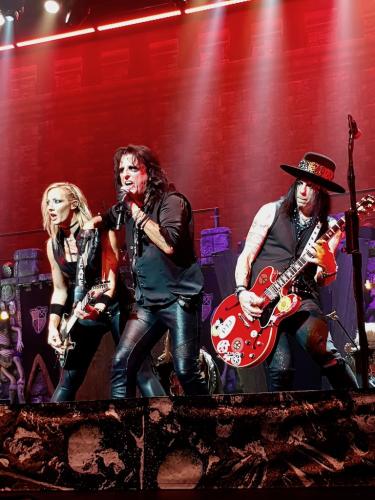 Alice Cooper Nita Strauss and Tommy Henriksen on stage in Bordeaux 2019