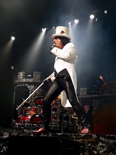 Alice Cooper white suit Bordeaux Arkea Arena concert 2019