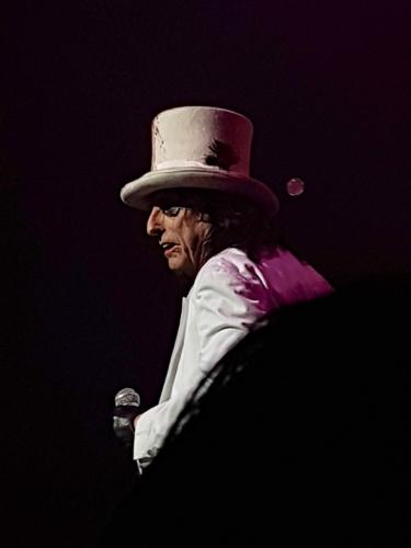 Alice Cooper white hat Bordeaux Arkea Arena concert 2019