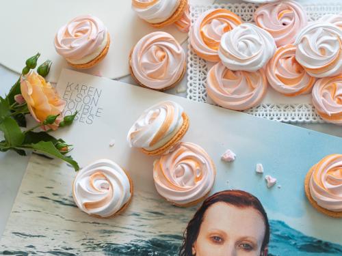 Karen Elson inspired roses macarons with Double Roses vinyl
