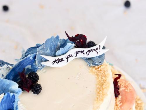 Layer cake detail handwritten message on sugar paste