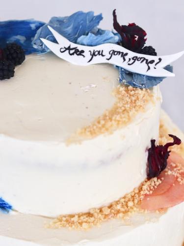 Layer cake detail handwritten message on sugar paste