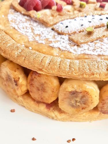 Galette des rois filled with caramelized bananas detail