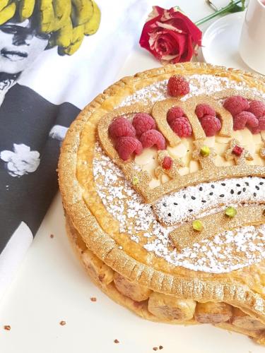 Galette des rois with crown design and raspberries next to Freddie Mercury Tshirt